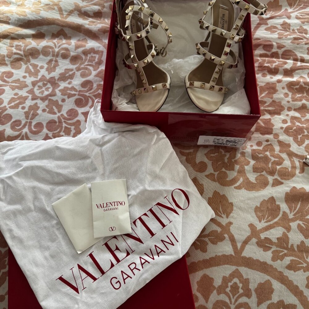 EUC Valentino White Patent Leather Rockstud Embellished T-Strap Sandals Sz 37 - Picture 3 of 10